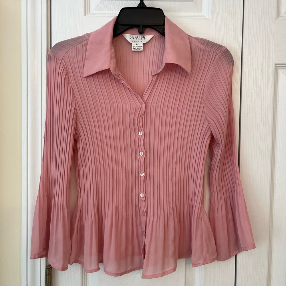 Beautiful dress blouse, size XS and also fits a person size S.